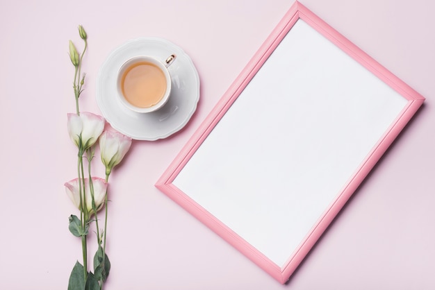 Cadre Photo Blanc Tasse De Fleurs De Thé Et Deustoma Sur