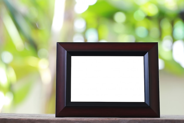 Cadre photo moderne placé sur un plancher en bois. Photo Premium