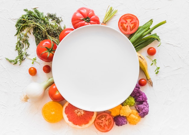 Cadre vide blanc sur les légumes colorés sur fond Photo gratuit