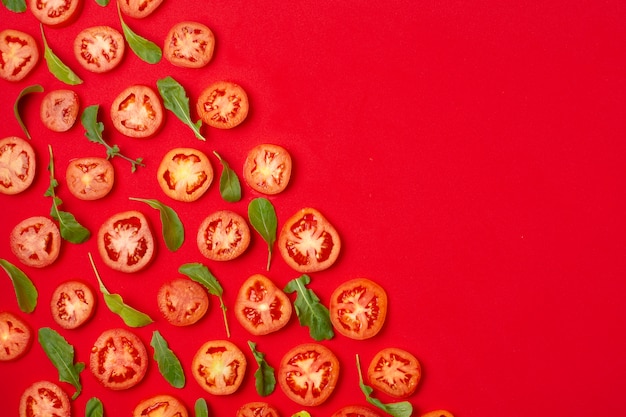 Cadre vue de dessus avec des tomates en tranches Photo gratuit