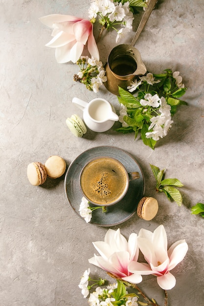 Café Avec Des Fleurs De Printemps Photo Premium