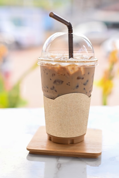 Cafe Glace Dans Un Verre En Plastique A Emporter Sur La Table En Bois Au Cafe Avec Un Trace De Detourage Sur Du Papier Vierge Pour Le Logo Du Cafe Maquette