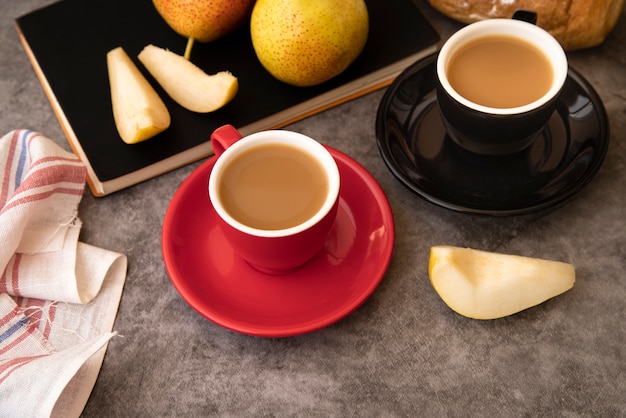 Café et tranches de fruits Photo gratuit