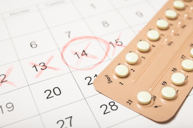 Calendrier Et Ampoules De Pilule Contraceptive | Photo Premium