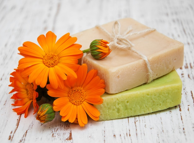 Calendula et savon artisanal Photo Premium
