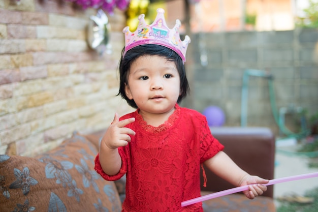 Canape De Joyeux Anniversaire Avec Bebe Fille Photo Premium