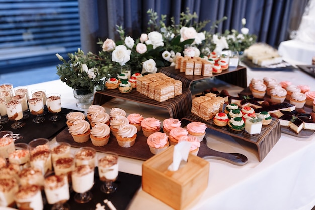 Candy Bar Agremente D Un Delicieux Buffet Sucre Avec Cupcakes Eclairs Douceurs Et Fleurs Et Autres Desserts Bonbons Table De Desserts Pour Un Mariage Ou Une Fete D Anniversaire Photo Premium