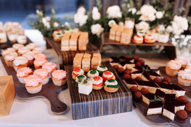 Candy Bar Agremente D Un Delicieux Buffet Sucre Avec Cupcakes Eclairs Douceurs Et Fleurs Et Autres Desserts Bonbons Table De Desserts Pour Un Mariage Ou Une Fete D Anniversaire Photo Premium