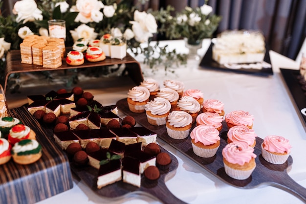 Candy Bar Agremente D Un Delicieux Buffet Sucre Avec Cupcakes Eclairs Douceurs Et Fleurs Et Autres Desserts Bonbons Table De Desserts Pour Un Mariage Ou Une Fete D Anniversaire Photo Premium