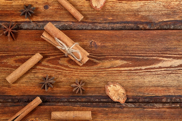 Cannelle sur un fond en bois foncé avec un espace pour le texte Photo Premium