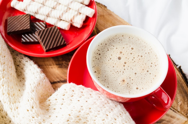 Cappuccino et chocolat sur un lit à carreaux. Photo Premium