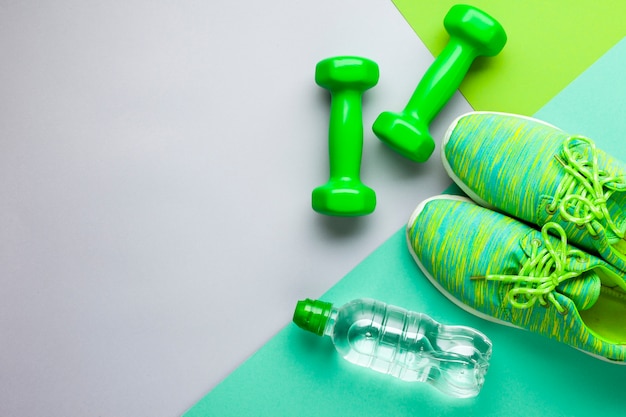 Caractéristiques sportives plates avec bouteille d'eau et chaussures Photo gratuit