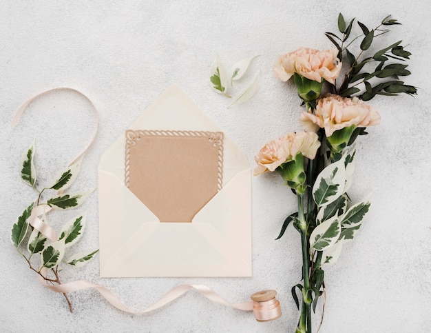 Carte D Invitation De Mariage Avec Des Fleurs Photo Gratuite