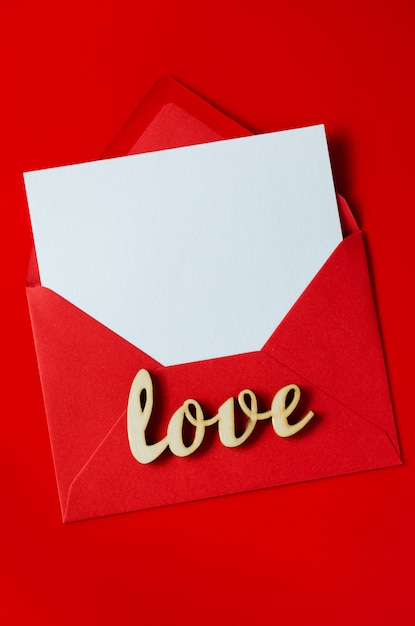 Carte De Voeux Avec Amour Enveloppe Rouge Avec Du Papier Blanc Vierge Maquette De Lettre D Amour Photo Premium