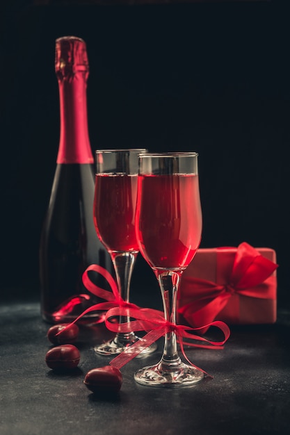 Carte De Voeux Saint Valentin Et Anniversaire Avec Cadeau Et Vin Mousseux Rouge Sur Fond Noir Photo Premium