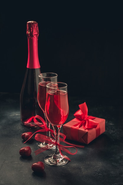 Carte De Voeux Saint Valentin Et Anniversaire Avec Champagne Et Bonbons Coeur Sur Fond Noir Photo Premium