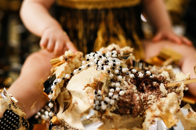 Casser Le Gateau Gros Plan Avec Des Bijoux De Perles Premiere Fete D Anniversaire Bebe Fille Photo Gratuite