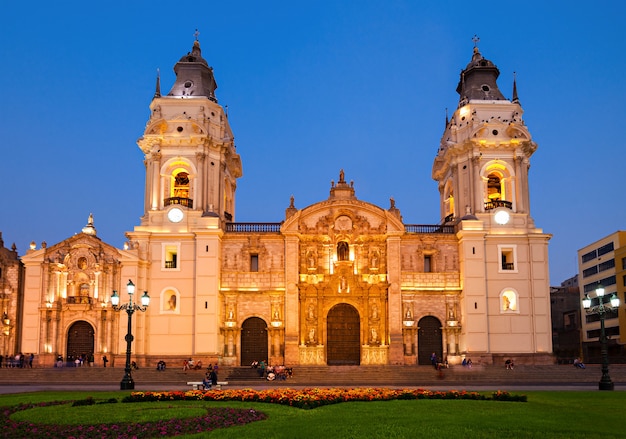 Cathédrale basilique, ville de lima au pérou Photo Premium