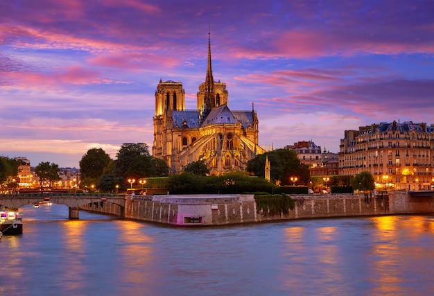 Cathédrale Notre Dame Paris Coucher De Soleil Sur La Seine