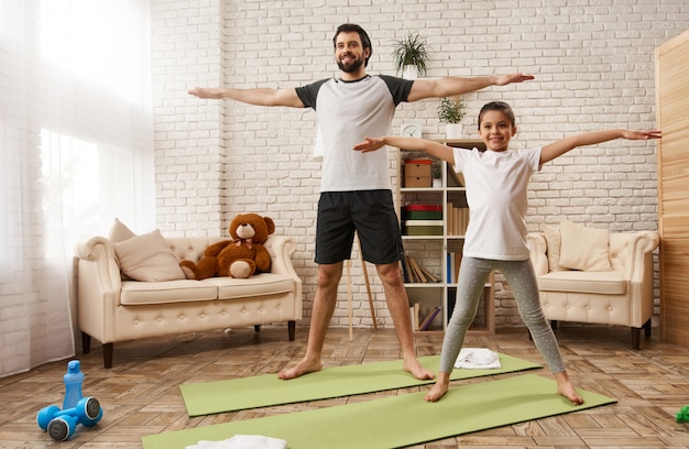 Caucasien, père, fille, étirer, exercice, chez soi Photo Premium