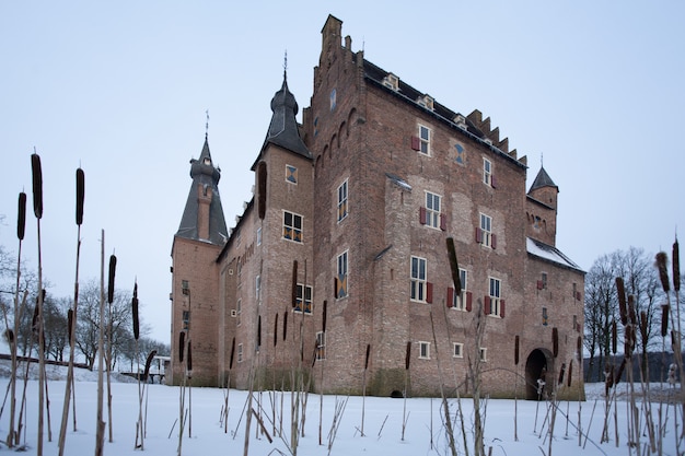 Celebre Chateau Historique De Doorwerth A Heelsum Aux Pays Bas En Hiver Photo Gratuite