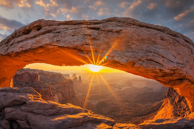 C L Bre Lever Du Soleil Mesa Arch Dans Le Parc National De Canyonlands Pr S De Moab Utah Usa