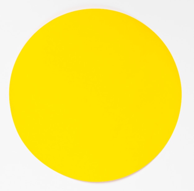 Cercle jaune vue de dessus sur fond blanc Photo gratuit