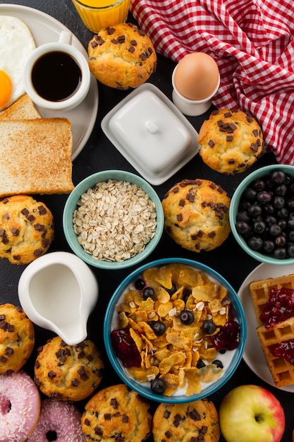 Cereales Et Petits Gateaux Pour Le Petit Dejeuner Photo Gratuite