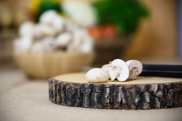 Champignons frais légume aux champignons dans la cuisine Photo gratuit