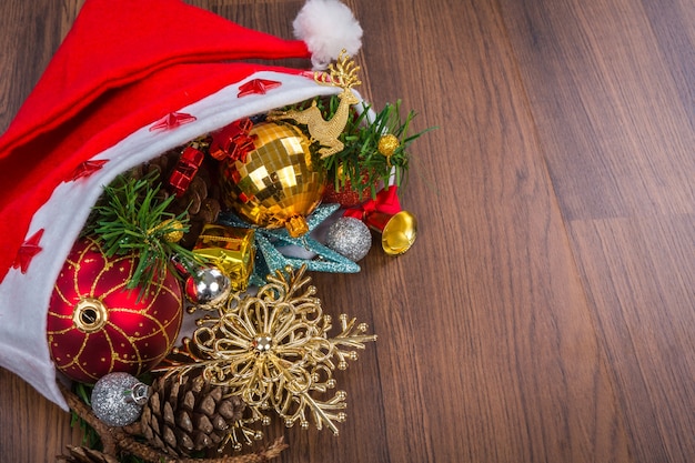 Chapeau De Père Noël Avec Des Décorations De Noël Sur Fond De Bois