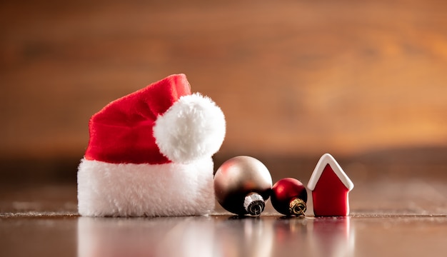 Chapeau De Père Noël Et Petite Maison Sur Table En Bois Photo Premium
