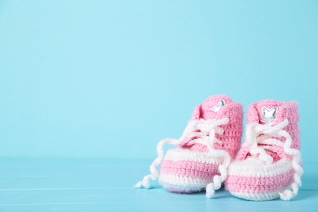 Chaussons Bebe Rose Sur Bleu Avec Espace Copie Photo Premium