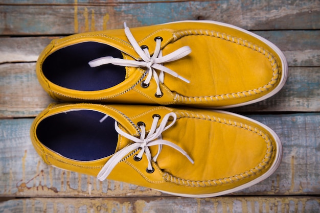 les chaussures jaunes