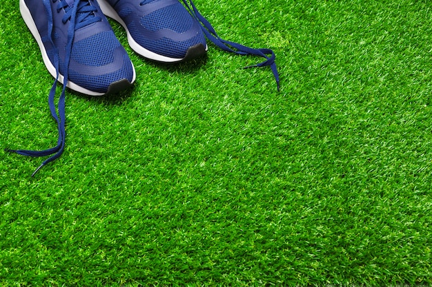 Chaussures de sport sur l'herbe Photo Premium
