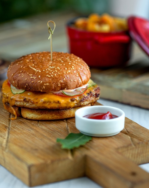 Cheeseburger Avec Frites Et Ketchup Photo Gratuite