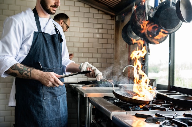 Chef de cuisine  dans la cuisine  du restaurant  