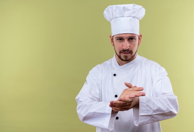 Chef Cuisinier Professionnel En Uniforme Blanc Et Chapeau De Cuisinier Se Frottant Les Mains A La Confiance Pret A Cuisiner Debout Sur Fond Vert Photo Gratuite