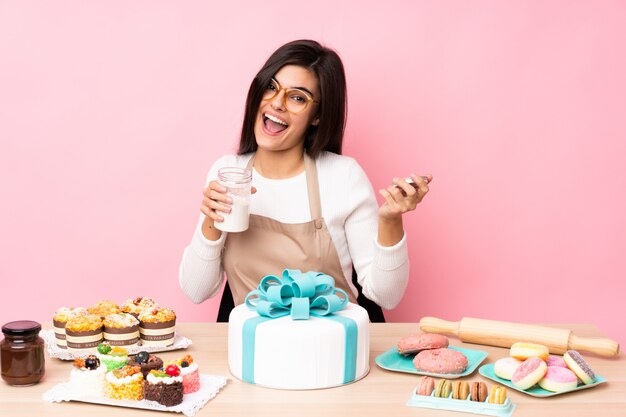 Chef Patissier Avec Un Gros Gateau Dans Une Table Photo Premium