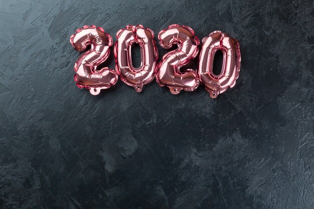 Chiffres roses 2020 fond noir. Photo Premium