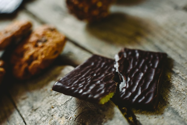 Chocolat noir fourré à la crème de menthe sur fond en bois Photo Premium
