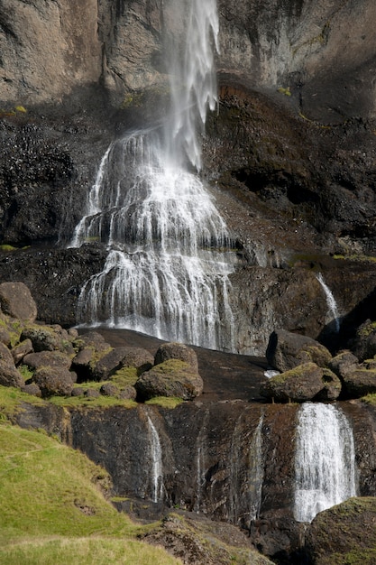 Chute D eau  Sur Les Falaises  Rocheuses D islande Photo 