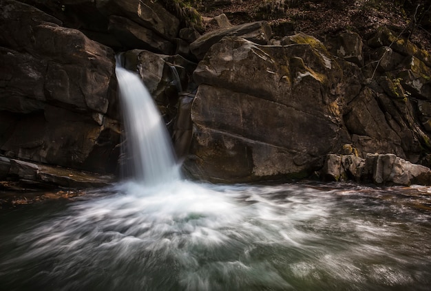 Chute D eau  Avec  Des Rochers Et De  L  eau  Qui Coule Photo  