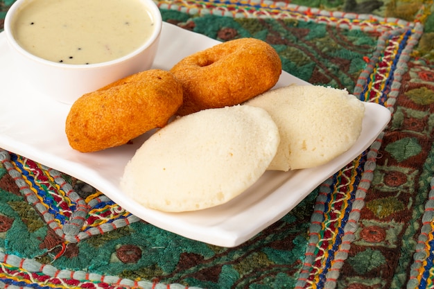 Chutney de noix de coco, sambar, vada et idli, petit déjeuner indien du sud Photo Premium