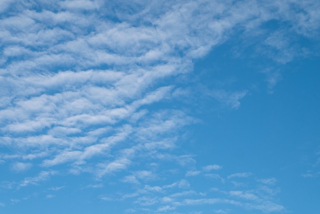 Ciel Bleu Clair Naturel Avec Quelques Nuages Pour Le Concept De Liberte De Fond Ou De Toile De Fond Photo Premium