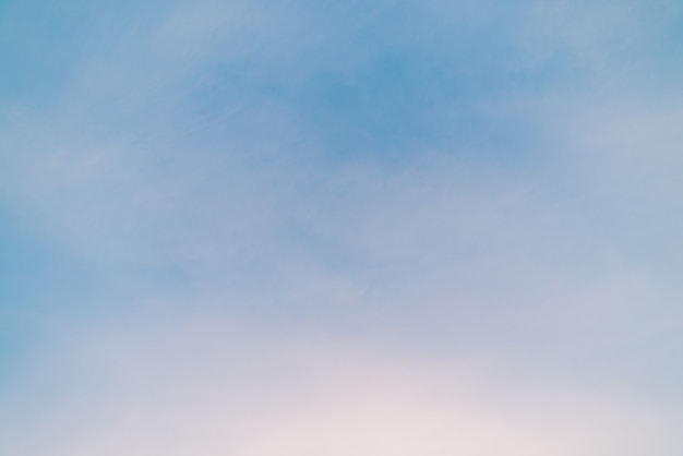 Ciel Bleu Clair Avec Des Nuages Legers Photo Premium