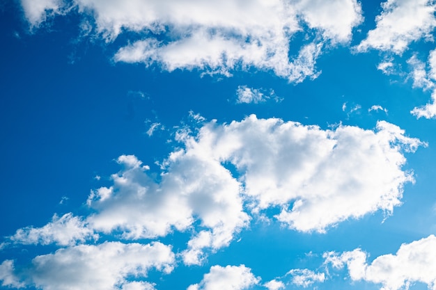 Ciel Bleu Clair Avec Quelques Nuages Et Un Soleil Brillant Photo Gratuite