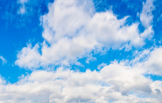 Ciel Bleu Avec Des Nuages Duveteux Photo Gratuite