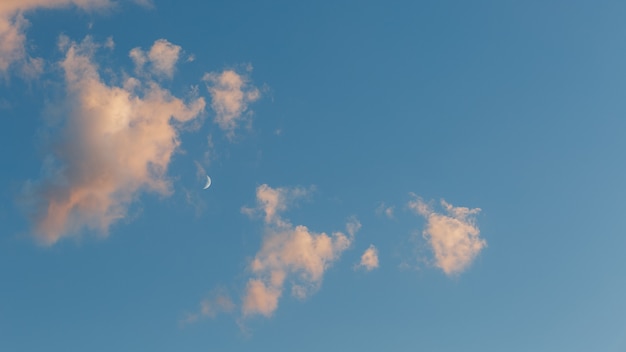 Ciel Bleu Avec Des Nuages Roses Au Coucher Du Soleil Et Le Mois Photo Premium