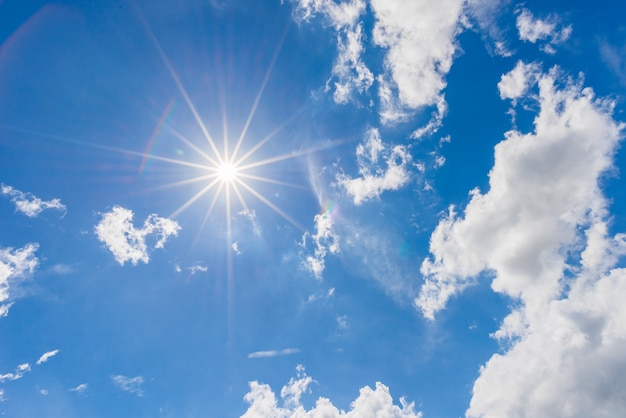 Ciel Bleu Avec Nuages Et Soleil Photo Premium