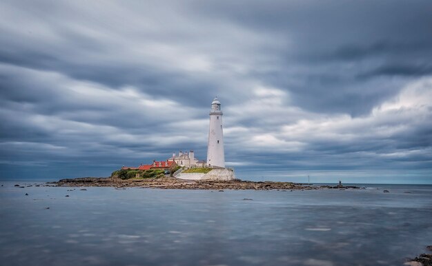 Ciel Dramatique Au Dessus Du Phare De St Mary Paysage Marin D Ete Whitley Bay Angleterre Grande Bretagne Photo Premium